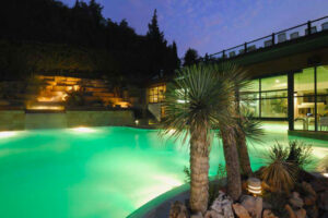 piscina notturna verde smeraldo